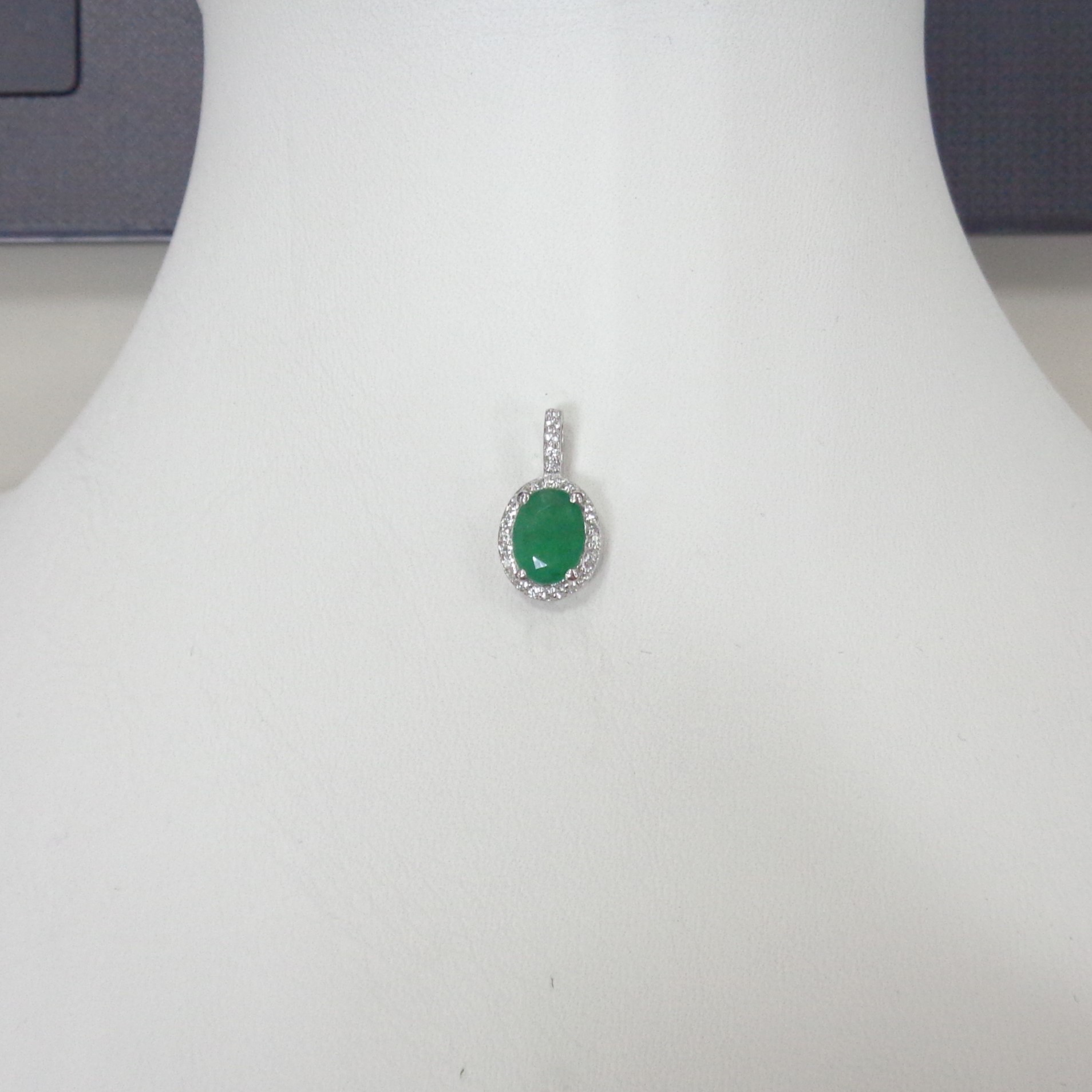 Серебряная подвеска с изумрудом